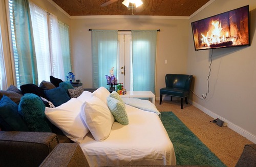 Riverdale House | Spacious 3 bedroom private home with bonus Room