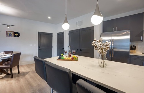 West End Condo | Spacious 3BR/3BA w Pool/Gym near Vandy/Belmont - minutes to Downtown