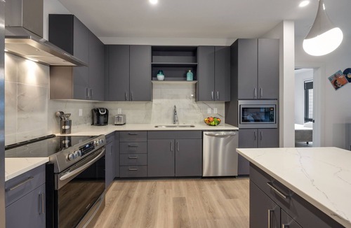 West End Condo | Spacious 3BR/3BA w Pool/Gym near Vandy/Belmont - minutes to Downtown