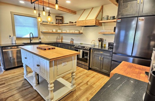 Fleetwood Ski Chalet | Spacious 3BR chalet in Fleetwood, NC, perfect for family gatherings, sleeps 10.