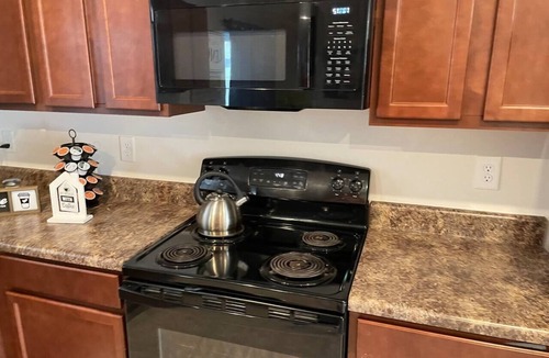 Parker House | Spacious 3BR Townhome with Modern Amenities