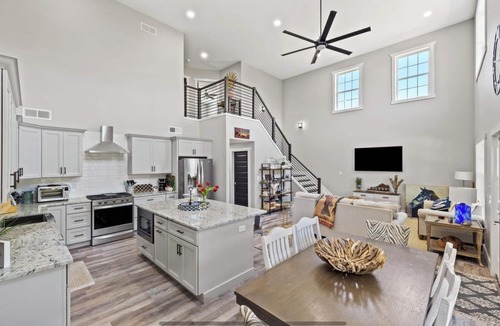 Russell Springs House | Spacious 4-bedroom 3 full bath Barn style house overlooking Lake Cumberland.