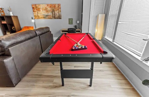 Detroit Apartment | Spacious 4-bedroom apartment in delightful Detroit with AC