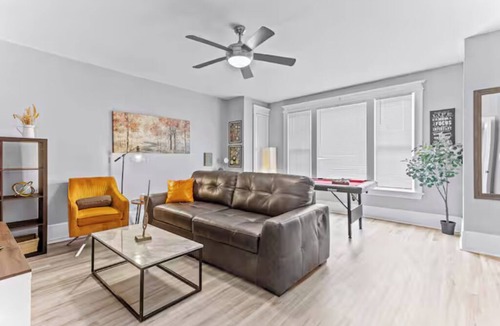 Detroit Apartment | Spacious 4-bedroom apartment in delightful Detroit with AC