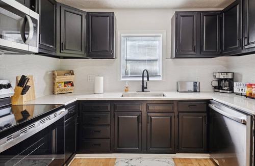 Lansing House | Spacious 4-bedroom building, and WiFi in wonderful Lansing