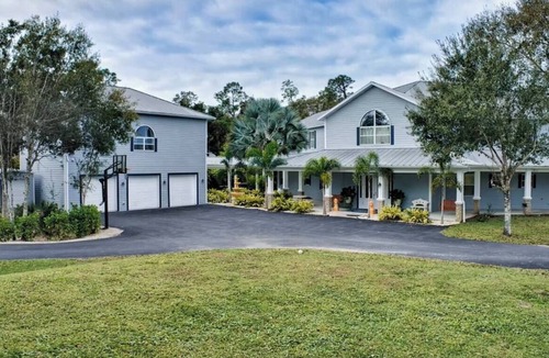 Biggar House | Spacious 4-bedroom estate Pool, Lake, centrally located Fort Myers