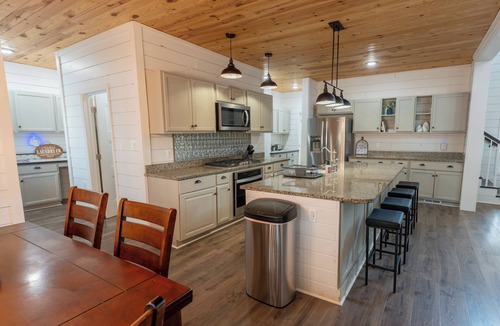 Appling House | Spacious 4-bedroom farmhouse in beautiful Appling with AC