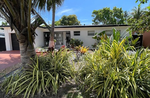 Highland Garden House | Spacious 4-bedroom house in lovely Hollywood with WiFi, AC