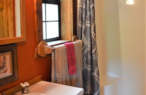 Flippin Cabin | Spacious 5-bedroom lodge in Flippin Ar, on the beautiful White River.