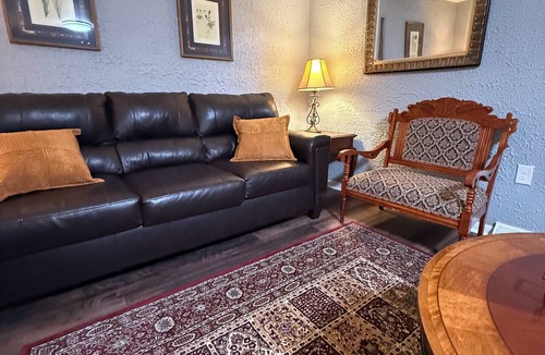 Short Creek House | Spacious 5-bedroom house, close to West Liberty University and Bethany College.