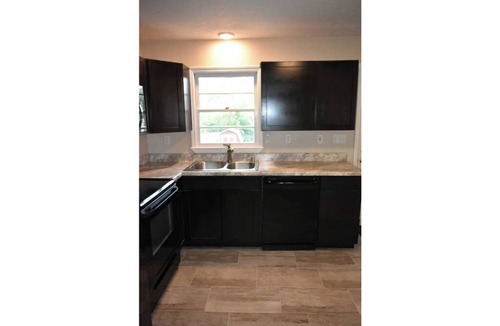Woodland Hills House | Spacious 5BR/3 Bath, fenced, garage, 7 TV's, Parking, close to xway & shopping