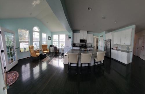 Bennsville House | Spacious 5BR w/parking near DC Sleeps 12