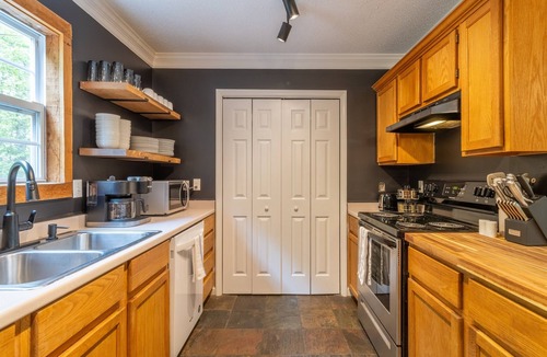 Sugar Mountain Cabin | Spacious 6BR | Hot Tub, Fire Place & Pitt | Pet Friendly | Ski Sugar next door
