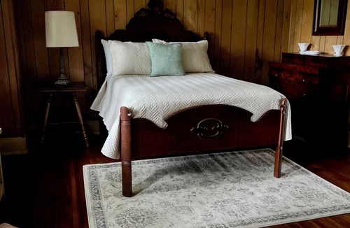 New Haven House | Spacious 7-bedroom Farmhouse in New Haven - On Bourbon Trail!