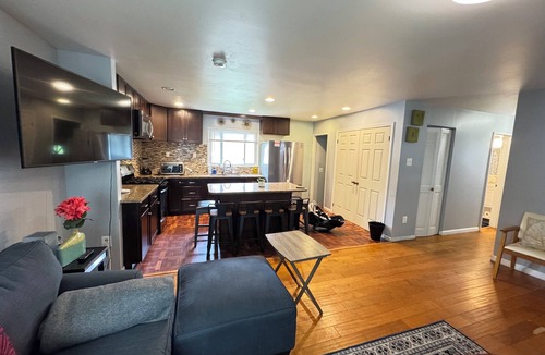 Seminary Hill House | Spacious 8-Bedroom Entire House in Alexandria