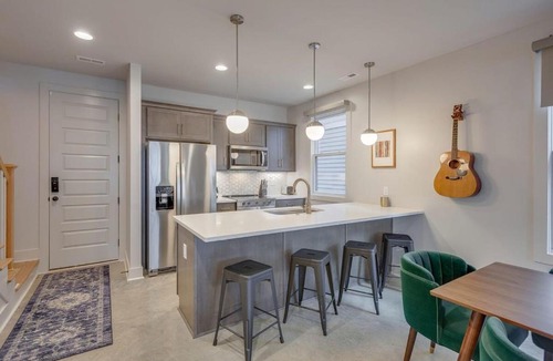 Greenwood House | Spacious And Walkable East Nash Designer Twin Homes Sleep 20 With Smart TVs Workspaces And Fast WiFi 2 Garages And Full Kitchens Walk to Mas Tacos 10 Min To Broadway 24 Hr Hospitality