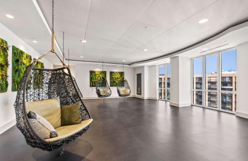Crystal City Apartment | Spacious Apt W Gym in Building
