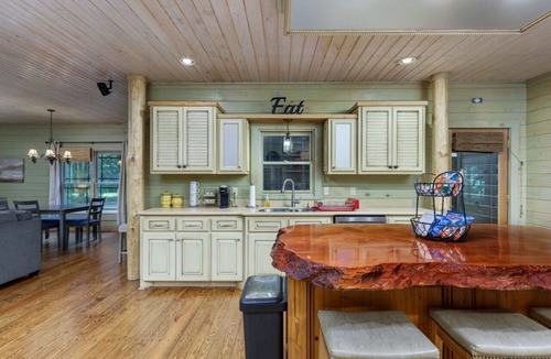 Florence House | Spacious Cabin Retreat, Private Hot Tub, Sleeps 10