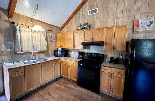 Zwolle Cabin | Spacious Cabin with Resort Amenities and Shared Outdoor Deck near Zwolle, Louisiana