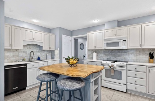 Buechel House | Spacious East End Louisville retreat near downtown