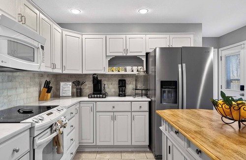 Buechel House | Spacious East End Louisville retreat near downtown