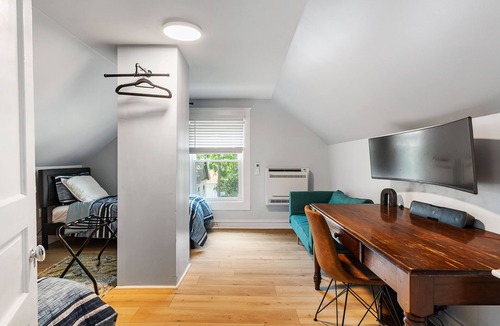 Oakley House | Spacious Family Friendly Gem ~ King Bed ~ Parking ~ Tons of Amenities!