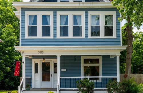 Oakley House | Spacious Family Friendly Gem ~ King Bed ~ Parking ~ Tons of Amenities!