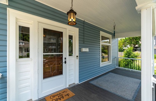 Oakley House | Spacious Family Friendly Gem ~ King Bed ~ Parking ~ Tons of Amenities!