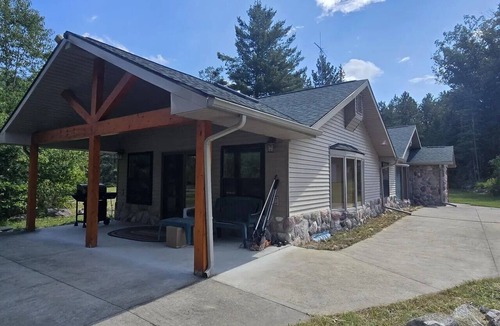 Herron House | Spacious Family Retreat w/3BR Main House + 2BR Guest House in Curran