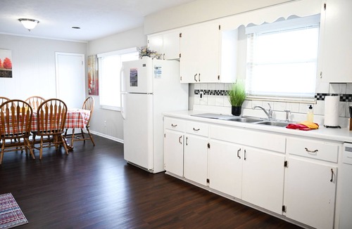 Seymour House | Spacious! King beds! Fenced backyard! Dollywood 25 min. 5 beds 2.5 baths!
