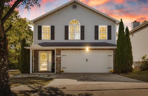 Lexington House | Spacious King Suite, Horses, Fire Pit, Garage
