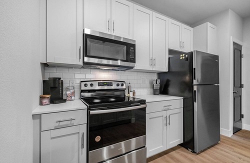 Rogers Apartment | Spacious King Suite Near AMP, Bike Lift & Walmart HQ