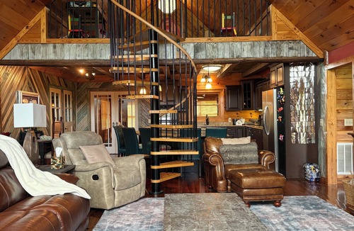 Gold Rock Cabin | Spacious Log Cabin 2 Kings and Loft Sleeps 9+