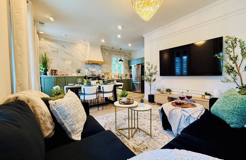 Phoenix Hill Apartment | Spacious Luxury 4 Suites/8BED/7BA in Central Louisville With Private Garden