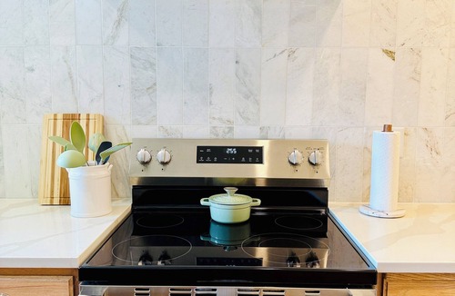 Phoenix Hill Apartment | Spacious Luxury 4 Suites/8BED/7BA in Central Louisville With Private Garden