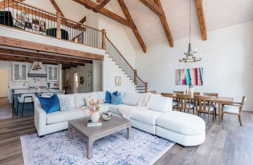 West Union House | Spacious Luxury Lakefront Home w/Hottub, & Gym Near Clemson