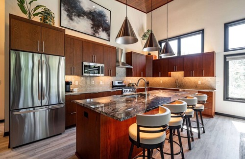 Okauchee Lake House | Spacious Modern Build, 4 BD/4 BA, Near Downtown and Hwy