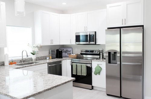 Westgate House | Spacious modern home, mins from downtown!