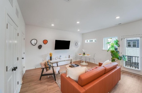 Cotswold House | Spacious New 3BR Home Near Uptown Charlotte - Private Baths - Peaceful Stay