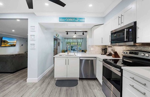 Dania Beach House | Spacious Oasis! Pool, outdoor bar& kitchen, private playground, pool table!