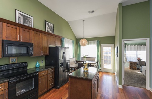 Hurwood Heights House | Spacious One-Story Near Downtown! Walk to Coffee! Firepit, Shuffleboard, Fence