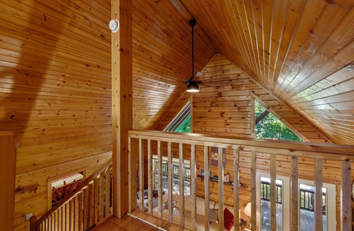 Albany Cabin | Spacious Retreat on Dale Hollow! Walking distance to Safe Harbor Wisdom Dock.