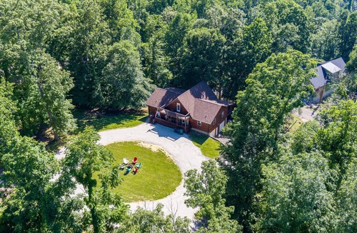 Albany Cabin | Spacious Retreat on Dale Hollow! Walking distance to Safe Harbor Wisdom Dock.