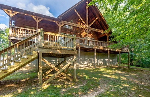 Albany Cabin | Spacious Retreat on Dale Hollow! Walking distance to Safe Harbor Wisdom Dock.