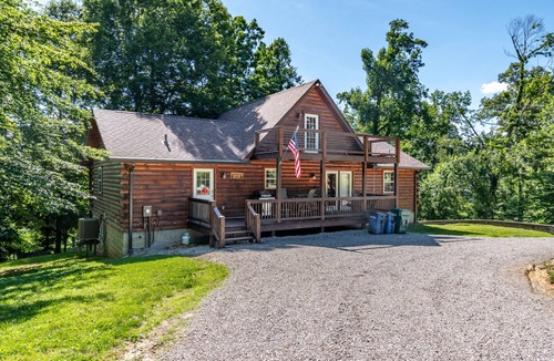 Albany Cabin | Spacious Retreat on Dale Hollow! Walking distance to Safe Harbor Wisdom Dock.