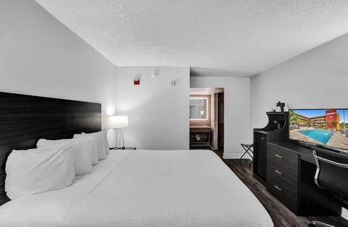 Downtown Hollywood Hotel | Spacious Room, Weekend Escape! Steps away from Hollywood Boardwalk + Breakfast!