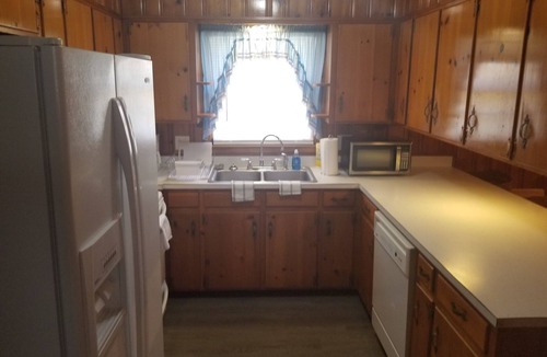 Albany House | SPACIOUS SAFE HOME CLOSE TO HOSPITAL, MALL, & RESTAURANTS WITH BEAUTIFUL YARD!