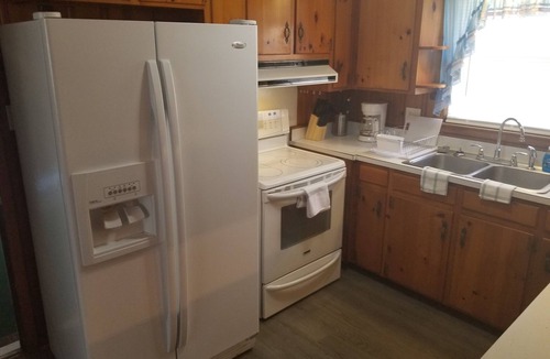 Albany House | SPACIOUS SAFE HOME CLOSE TO HOSPITAL, MALL, & RESTAURANTS WITH BEAUTIFUL YARD!