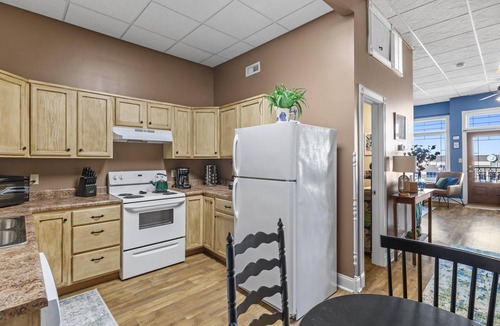 Henderson Apartment | Spacious studio apartment with river view in the heart of downtown Henderson, KY