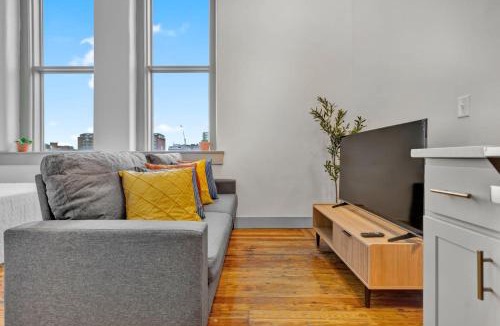 Downtown Louisville Apartment | Spacious Studio w Free Parking Near Hospitals